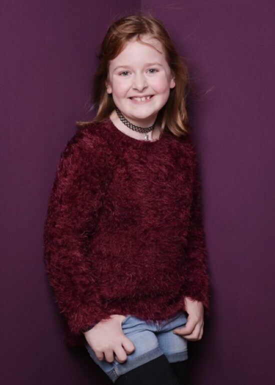 Kinderfotos Mädchen in violettem Pullover