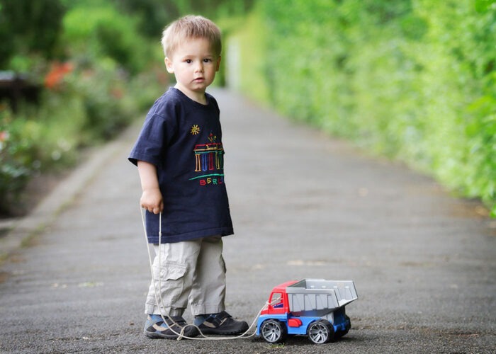 Kinderfotos kleiner Junge mit Spielzeuauto