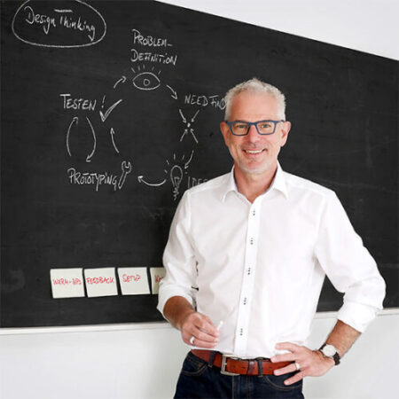 Businessfoto Mann vor Tafel im Fotostudio