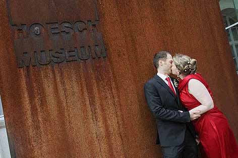 Hochzeitspaar Hochzeitskuss vor Hoeschmuseum